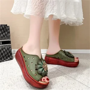 Sandalen met bloemenpatroon en sleehak