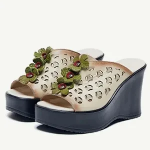 Leren sandalen met bloemenpatroon en hak