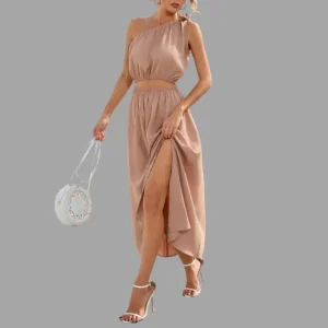 One-shoulder satijnen outfit met geknikte taille
