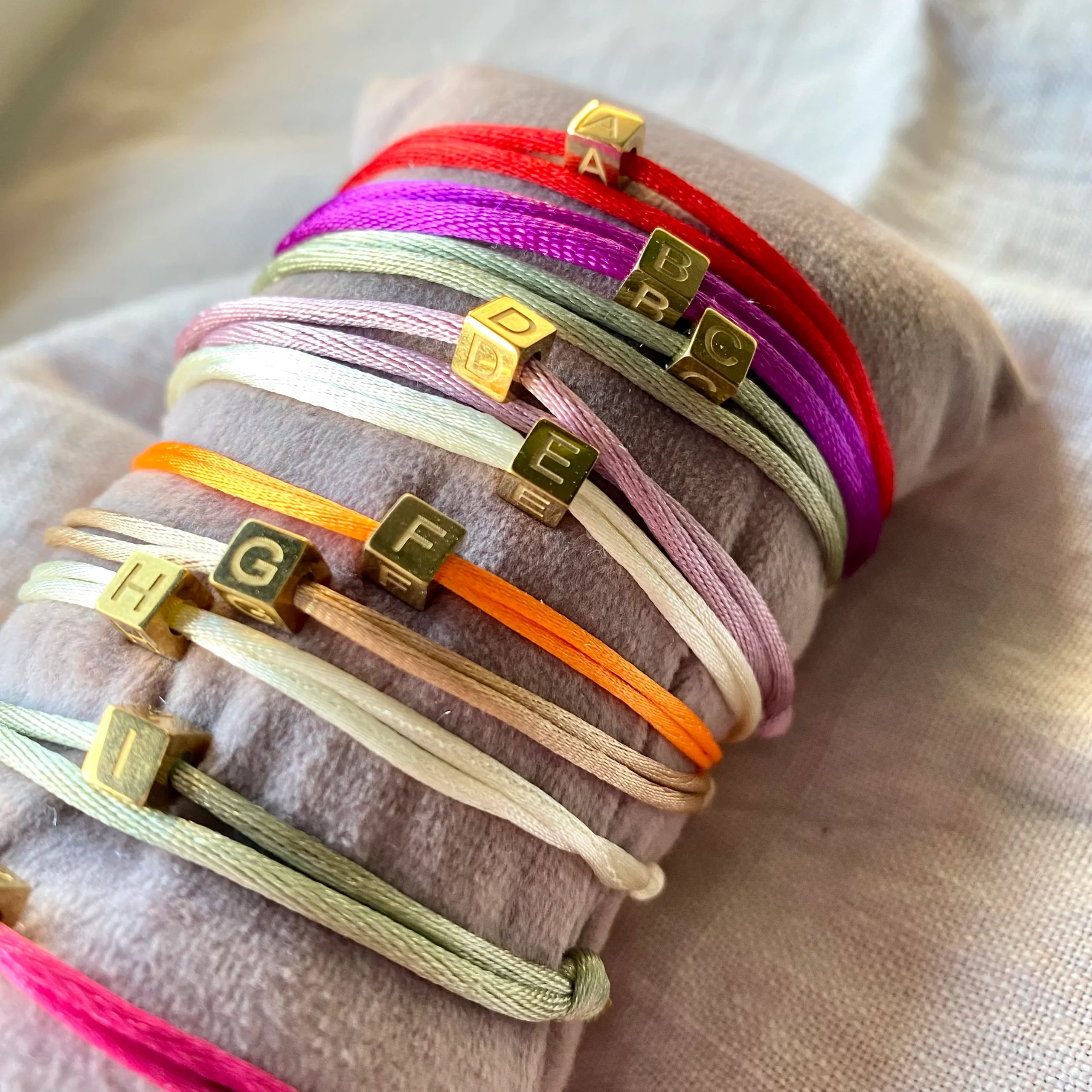 Armband cube letter goud